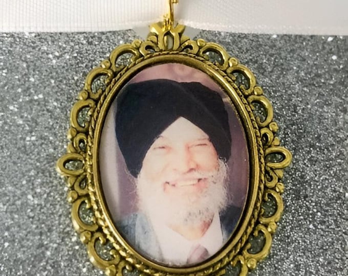 Indian Asian wedding gold memory remembrance bouquet charm locket brooch personalised with photo.Oval with ribbon bouquet memory gold charm