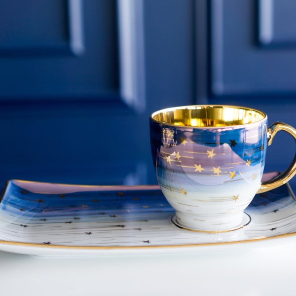 Tasse à thé en porcelaine étoilée peinte à la main en bleu et blanc avec assiette à dessert / pain. Ensemble de plats personnalisés de style scandinave pour les gourmets chics.