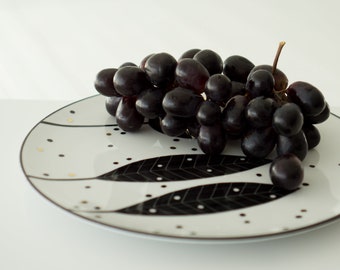 Assiette en porcelaine peinte à la main. Élégante grande assiette avec arbre noir et des taches pour Gourmet minimaliste chic.