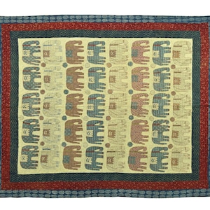 Puede incluir: Textil rectangular con un patrón repetido de elefantes en tonos beige, azul y rosa. El diseño está sobre un fondo amarillo claro, enmarcado por un borde verde oscuro y rojo. Este textil es probablemente un artículo decorativo.