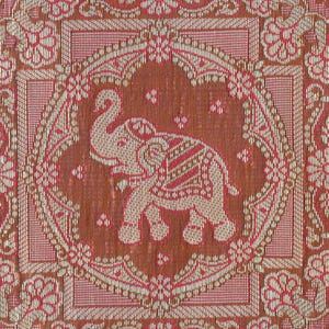 Puede incluir: Primer plano de una tela tejida con un patrón repetitivo. El diseño presenta un motivo central de elefante en un marco decorativo, rodeado de elementos florales y geométricos. La paleta de colores incluye tonos de rojo, dorado y crema.