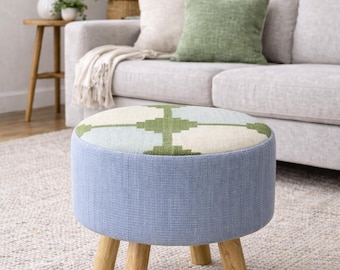 Taburete otomano Kilim azul: reposapiés de madera hecho a mano, un detalle bohemio para el hogar.