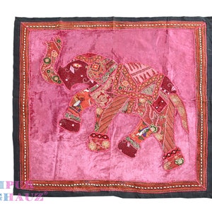 40 x 40 in vintage tapijt van Indische olifant: 70-80 jaar oud, met de hand geborduurd, bloemdessin. Perfect voor kinder- en woonkamerdecoratie