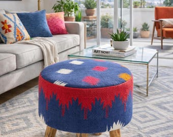 Taburete otomano con alfombra Kilim: puf tribal hecho a mano con patas de madera, estilo bohemio ecléctico.