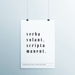Peut inclure: Une impression murale d'art imprimable en noir et blanc avec la phrase latine "verba volant, scripta manent". La phrase se traduit par "les paroles s'envolent, les écrits restent."