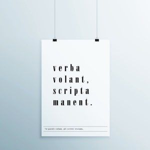 Peut inclure: Une affiche murale imprimable en noir et blanc avec la phrase latine "verba volant, scripta manent." L'affiche est accrochée à un mur bleu clair.