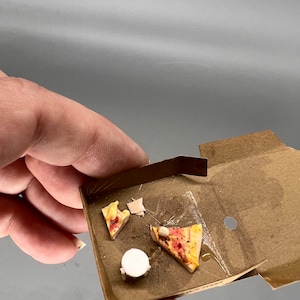 Miniature pizza box 1:12 scale