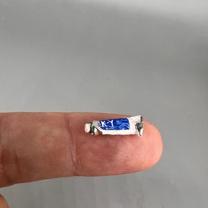 Puede incluir: Un pequeño tubo de lubricante KY Jelly, parcialmente exprimido, con el nombre de la marca visible en el tubo.