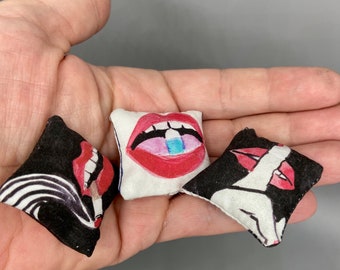 Trío de almohadas en miniatura basadas en diseños de Jonathan Adler