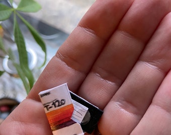 Miniatur unbespieltes VHS Tonband im Maßstab 1:12