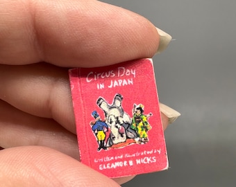 ミニチュア「アンブレラ アカデミー」コミック 2 冊 - ドールハウス 1