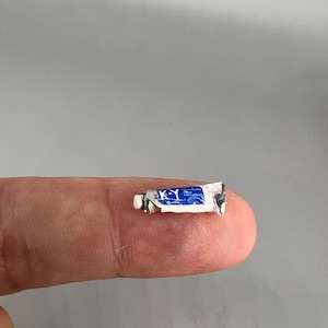 Puede incluir: Un pequeño tubo de lubricante KY Jelly, parcialmente exprimido, con el nombre de la marca visible en el tubo.