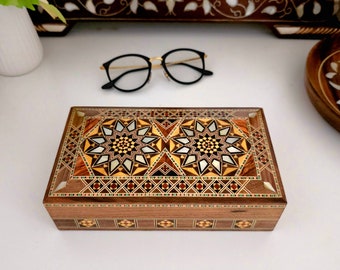 Una scatola di gioielli, una scatola di legno, un regalo per lei, una scatola regalo in legno, fatta a mano, decorazioni per la casa, scatola a mosaico in noce intarsiata con madreperla.