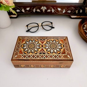 Eine Schmuckschatulle, Holzkiste, Geschenk für sie, Holzgeschenkbox, handgefertigt, Wohnkultur, Mosaikbox aus Walnuss mit Perlmutt eingelegt.