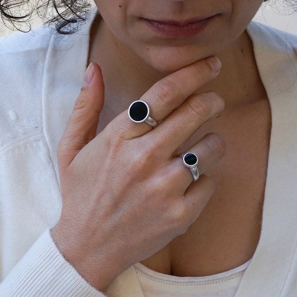 Antique Silver Black Enamel Solitaire Ring, Boho Dainty Minimalist geometric ring, hippie indie rock ring, black enamel ring