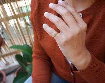 Piccolo anello da mignolo con fascia a rombo in oro, anello solitario in smalto con rombo in oro verde, impilabile impilabile, anello geometrico delicato boho sottile minimalista