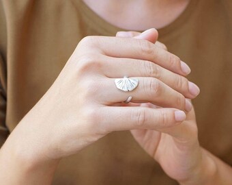 Anello ginkgo biloba in argento antico, anello avvolgente regolabile, midi moderno delicato boho astratto foglia impilabile anello regalo per la mamma
