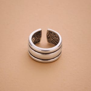 Zilveren ring met bloemenpatroon aan de binnenkant, gypsy boho minimale midi-duimring, stapelbare minimalistische ring met dunne band