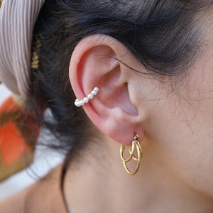 Orecchino a polsino in oro con perle, orecchino a polsino con perle, piccolo cerchio aperto senza piercing, orecchino a polsino con conchiglia, minimalista, delicato, moderno, boho, impilabile