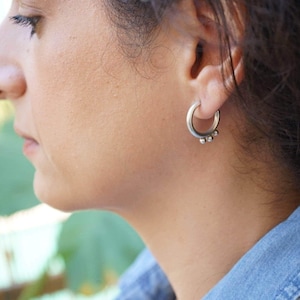 Silver open hoop earrings wt 3 balls, 3/4 small huggies hoops, minimalist dainty modern tiny bohemian stacking hoop earrings, gift for her