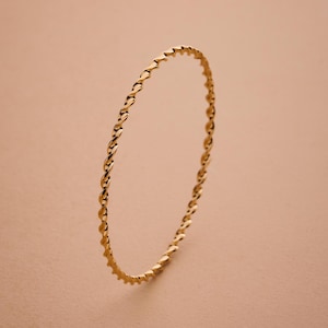 Gold zierlicher geflochtener Armreif, Minimalist Golddraht Geflecht Stapelarmband, geometrisch zierlich hippie boho delikat minimalist, free people