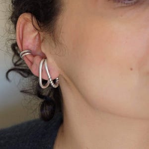 Singolo orecchino antico in argento, piccolo cerchio aperto senza piercing, orecchino a conchiglia, impilabile boho moderno minimale e delicato.