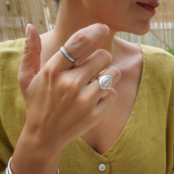 Grote antieke zilveren etnische ruitring, verstelbare boho unieke abstracte ring, gegraveerde statement ring, zilveren lange tribal rock stijl ring