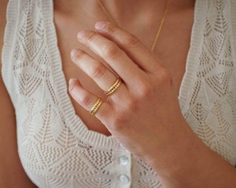 Piccolo anello di ciottoli mignolo a fascia sottile in oro, anello geometrico delicato boho sottile minimalista impilabile, regalo, taglia USA 4,25 o 6,5 pollici