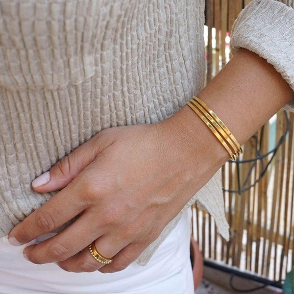 Goldarmband mit 3 flachen Linien, 24 Karat vergoldetes Armbonbon, Boho-Stapelschichtung, moderner minimalistischer abstrakter Armreifschmuck, Geschenk für Sie