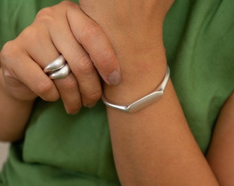 Polsino audace con sigillo in argento, bracciale rettangolare spesso con sigillo placcato in argento, polsino geometrico aperto audace impilabile minimalista da 6-7,5 pollici.