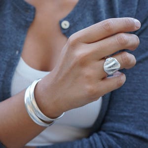Antique silver wave ripple ring, water ripple abstract large statement ring, unique boho modern hammered stacking ring, us size 7-8 inch