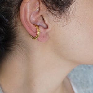 Große vergoldete Ohrmanschette, offene Creole kein Piercing nicht durchbohrt Huggie, Conch Ohrmanschette Ohrringe, minimalistische zierliche, moderne Boho Stacking Ohrringe