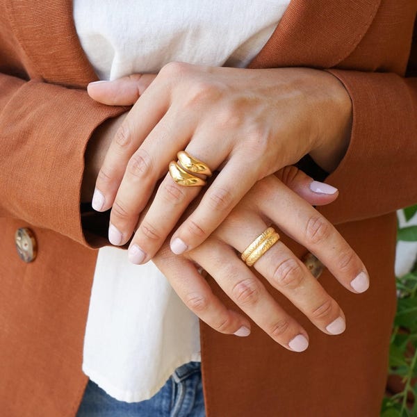 Bague unique en or courbe douce, bague en or à superposition réglable de forme organique, bague au design fluide minimaliste délicat à empiler, bague chic en couches
