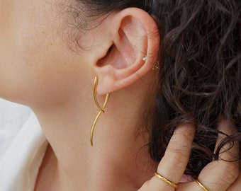 Modern gold long curved earrings, large chunky free flowing dangle drop earrings, minimalist dainty geometric minimal bohemian stacking hoop