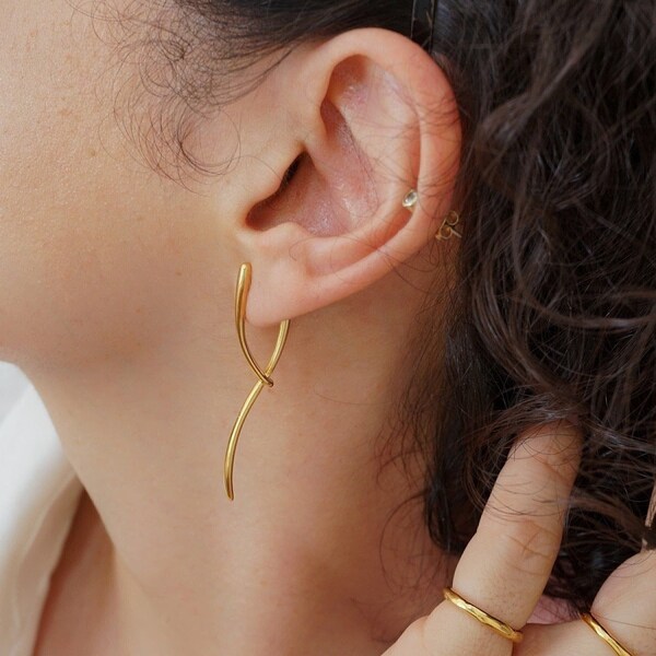 Moderne gouden lange gebogen oorbellen, grote dikke, vrij vloeiende bungelende oorbellen, minimalistische sierlijke geometrische minimale boho stapelhoepel