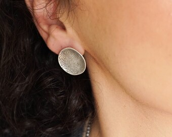Antieke zilveren asymmetrische gehamerde schijfoorknopjes, grote ronde schijf pushback oorbellen, grote statement sierlijke etnische trend minimale boho