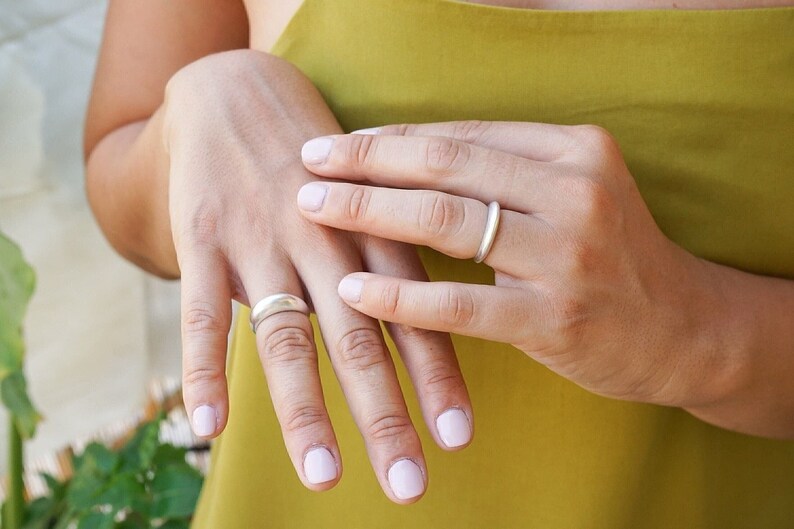 Anello a cupola morbida in argento antico, anello audace e stretto, anello a strati regolabile di forma organica, anello a strati fluido e delicato impilabile immagine 2