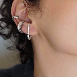 Singolo orecchino grande antico in argento, cerchio aperto senza piercing, orecchino a conchiglia, impilabile boho moderno minimale e delicato.