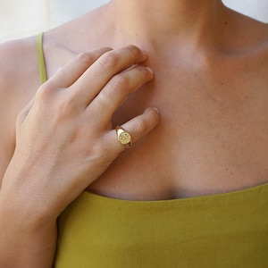 Gold floral stamp signet ring, 24k gold plated boho chevalier ring, dainty signet pinky minimalist ring, signet hippie indie rock bday gift