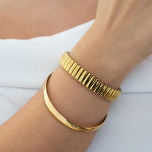 Goudglanzende dikke ronde armbandmanchet, cirkelvormige stapelarmbanden, waterdichte eenvoudige etnische minimale armpartyarmband, boho sierlijk