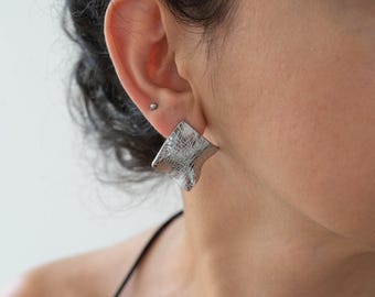 大きなシルバーのスクエアイヤリング、大きな幾何学的な波型スクエアスタッドイヤリング、ステートメントイヤリング、防水ステンレススタッドウェディングゲストイヤリング