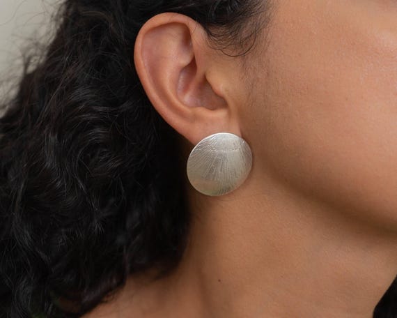 Hammered silver disc earrings deals