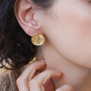 Gold asymmetrische gehämmerte Scheibe Ohrstecker, 24k vergoldet große runde Scheibe Pushback Ohrringe, große Statement zierliche ethnische minimale Boho