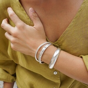 Grande manchette sade audacieuse en argent, bracelet plaqué argent épais, bracelet tendance empilable bohème délicat minimaliste, style libre, 6-7,5 pouces image 5