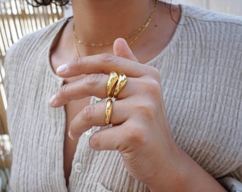 Delicato anello dorato sottile e dalla curva morbida, anello boomerang regolabile dalla forma organica, anello elegante a strati dal design fluido e minimalista impilabile