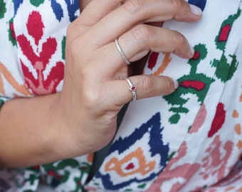 Piccolo anello da mignolo con fascia a rombo in argento, anello solitario in smalto con rombo rosso rubino, impilabile impilabile, anello geometrico delicato boho sottile minimalista