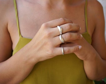 Anillo de cúpula suave de plata antigua, anillo sade audaz y estrecho, anillo de capa ajustable de forma orgánica, apilamiento delicado anillo en capas que fluye mínimo