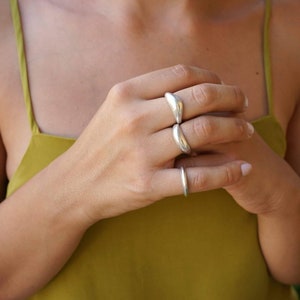 Anello a cupola morbida in argento antico, anello audace e stretto, anello a strati regolabile di forma organica, anello a strati fluido e delicato impilabile