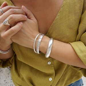 Grande manchette sade audacieuse en argent, bracelet plaqué argent épais, bracelet tendance empilable bohème délicat minimaliste, style libre, 6-7,5 pouces image 2