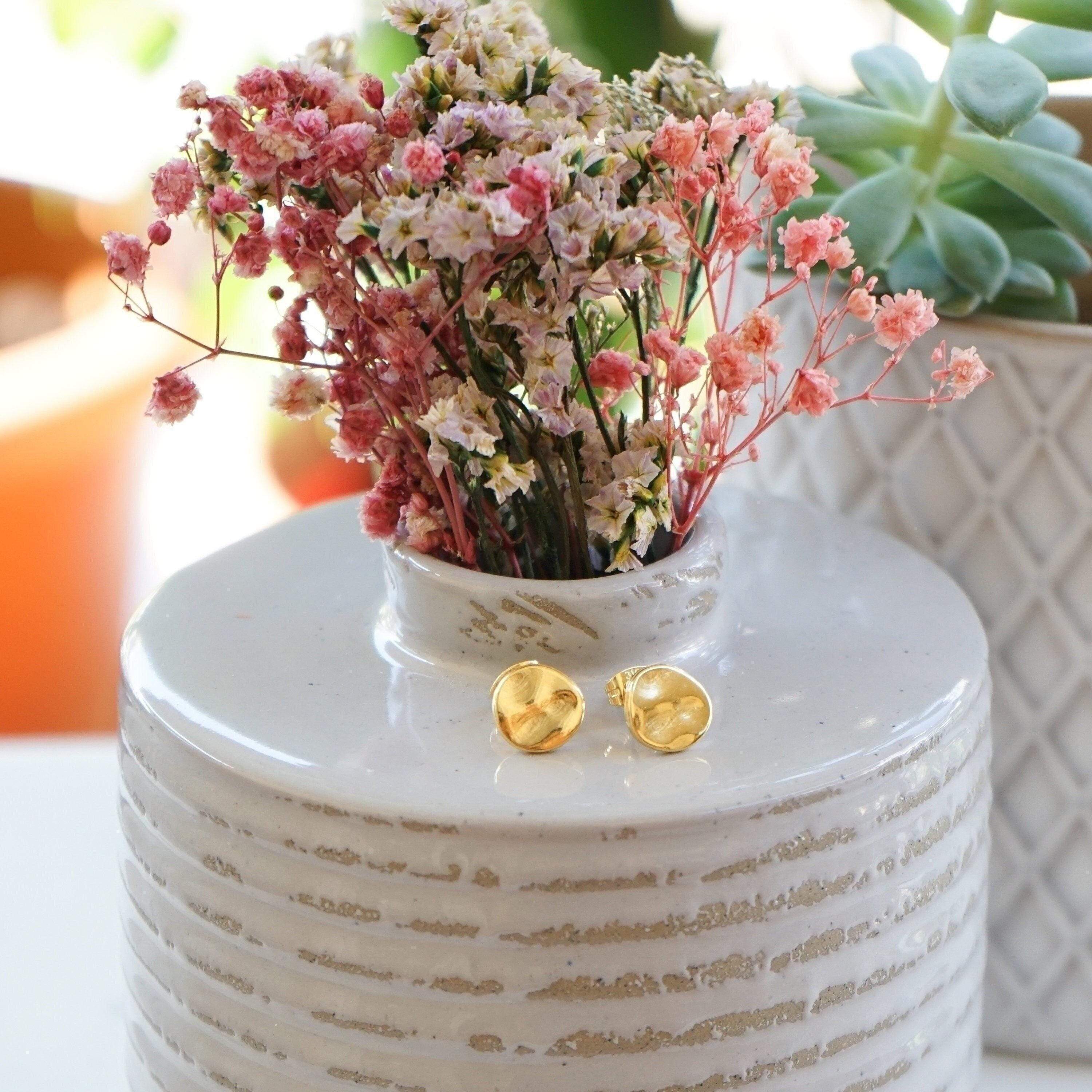 Bohemian gold wavy hammered circle stud earrings, dainty earring, bohemian trendy modern earrings gift for her delicate minimal studs